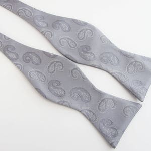 Mens Silver Tone On Tone Paisley Woven Pattern Self Tie Freestyle Bow Tie image 2