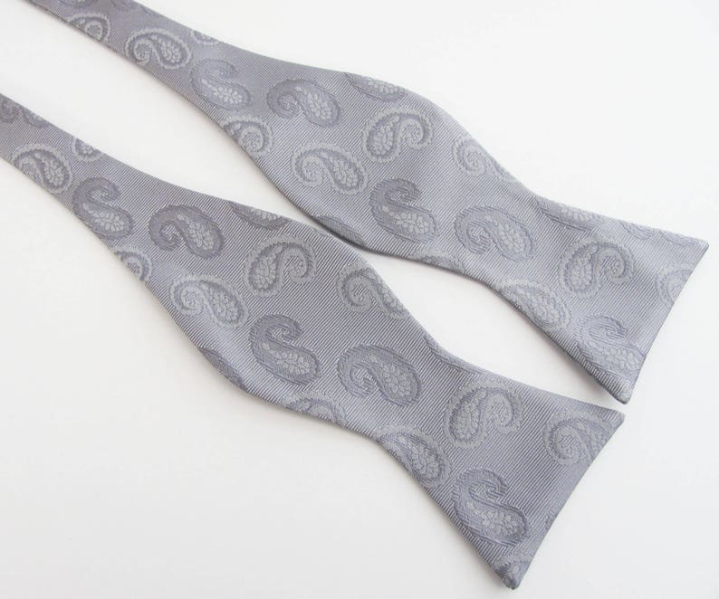 Mens Silver Tone On Tone Paisley Woven Pattern Self Tie Freestyle Bow Tie image 2