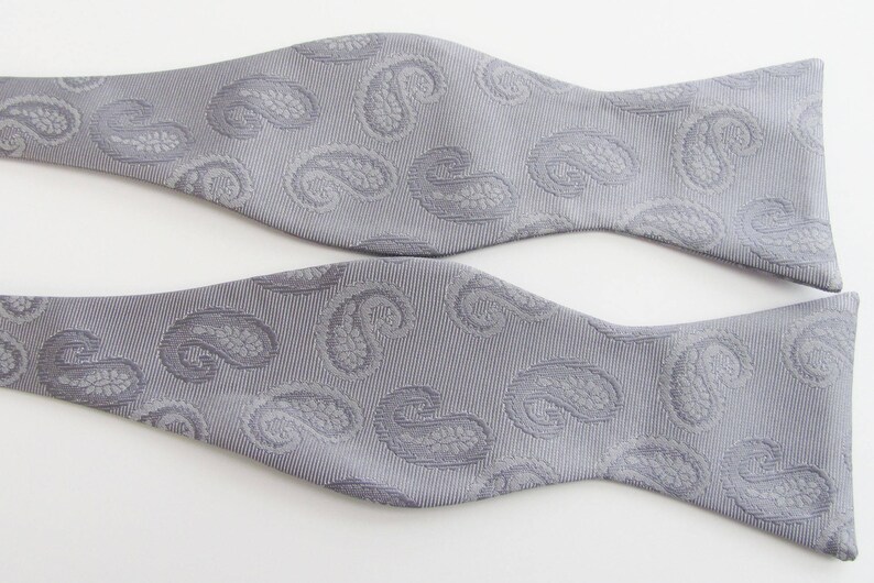 Mens Silver Tone On Tone Paisley Woven Pattern Self Tie Freestyle Bow Tie image 1