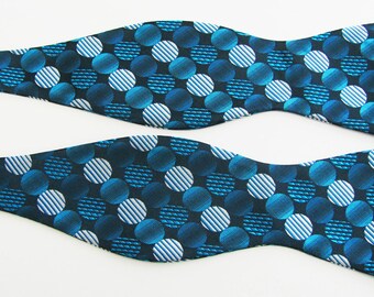 Mens Marine Blues Circle Pattern Woven Pattern Self Tie Freestyle Bow With Free Pocket SquareTie