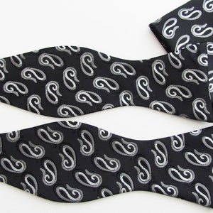 Mens Silver Gray On Black Paisley Woven Pattern Self Tie Freestyle Bow Tie image 3