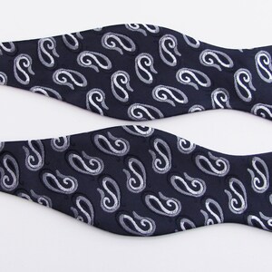 Mens Silver Gray On Black Paisley Woven Pattern Self Tie Freestyle Bow Tie image 1