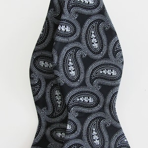 Mens Silver Gray On Black Paisley Woven Pattern Self Tie Freestyle Bow Tie
