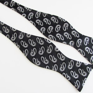 Mens Silver Gray On Black Paisley Woven Pattern Self Tie Freestyle Bow Tie image 2