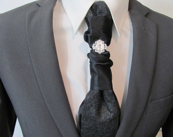 Mens Ascot cravate noir Satin et laine avec la crête de pierreries cravat pré-attaché réglable tour de cou Mens formelle Ascot avec mouchoir de poche