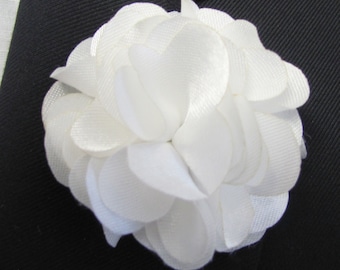 Boutonnière fleur blanche avec épinglette bâton de 2 pouces
