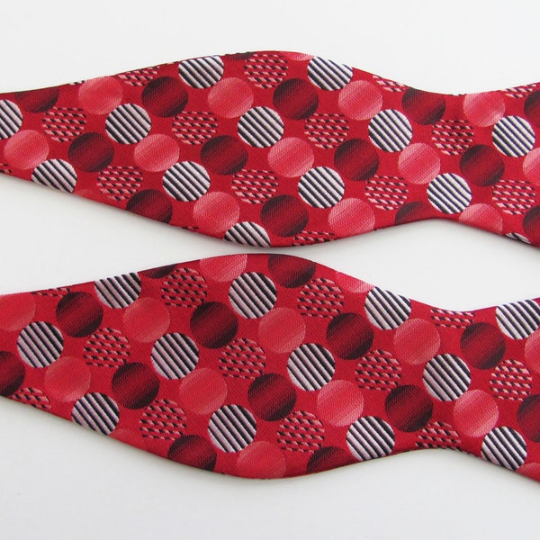 Mens Reds Silver And Black Circles Woven Pattern Self Tie Freestyle Bow Tie