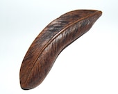 Pluma madera broche tallado a mano madera talla de madera de pin de pluma madera de nogal tallada a amante de la naturaleza del observador de aves de broche regalo único broche de solapa