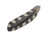 Pin de pluma tallada-mano tallada carpintero pluma solapa naturaleza regalo observador presente regalo de madera tallada pluma madera tallada bufanda patillas