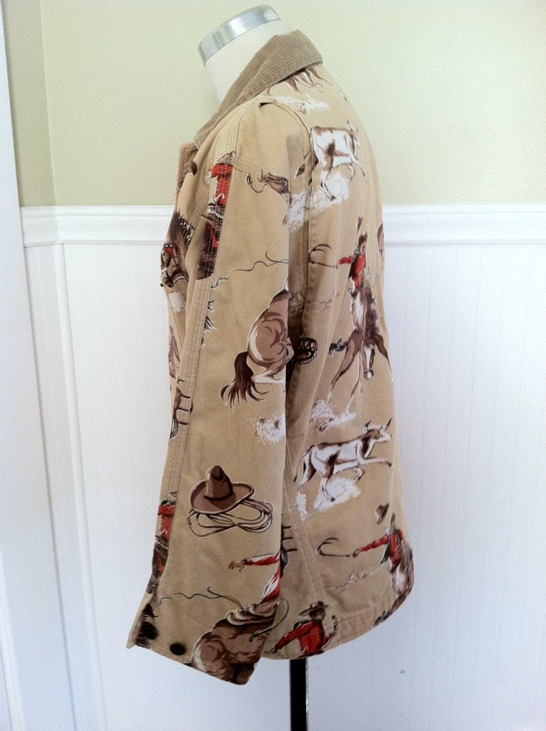 Pu&ograve; includere: Giacca beige con stampa a tema cowboy con cowboy, cavalli e un cappello da cowboy. La giacca ha un colletto in velluto a coste e una chiusura con bottoni. Il tessuto &egrave; di colore beige chiaro con un motivo ripetuto di immagini di cowboy.