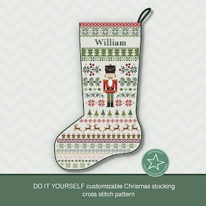 Puede incluir: Un patrón de punto de cruz para calcetín de Navidad personalizable con un diseño de Cascanueces. El calcetín es blanco con acentos rojos, verdes y marrones. El nombre "William" está bordado en la parte superior del calcetín.