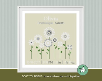 Könnte beinhalten: Ein Kreuzstichmuster mit einem floralen Design mit weißen und grauen Blumen und grünen Stielen. Das Muster enthält den Namen "Olivia Dominique Adams" und das Datum "10-10-2017" sowie die Uhrzeit "8:10 PM", die Länge "2 in", das Gewicht "7 lb" und die Unzen "10 oz".