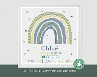 Könnte beinhalten: Kreuzstichmuster mit einem Regenbogen-Design in Blau, Gelb und Grün, mit dem Namen "Chloë" und Geburtsdetails. Das gerahmte Kunstwerk enthält Datum, Uhrzeit und Maße des Babys, 52 cm lang und 3,5 kg schwer.