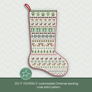 Op de afbeelding: Een kruissteekpatroon voor een aanpasbare kerstsok met een witte achtergrond en een herhalend patroon van honden, botten, pootafdrukken, sneeuwvlokken, kerstboom en cadeaus. De sok is rood en wit met een groene ster in de hoek.