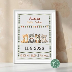 Può includere: Opera d'arte a punto croce incorniciata con quattro gattini e il nome "Anna". L'opera include la data "11-8-2026", il peso del bambino di 3,46 kg e una lunghezza di 52,07 cm. La cornice è bianca.