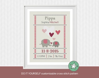 Può includere: Uno schema di punto croce con due elefanti grigi con orecchie rosa, circondati da cuori rosa. Lo schema include il nome "Pippa", la data "11-8-2015" e l'ora "8:10 PM". Lo schema include anche le misure di nascita "21in. 7lb. 10oz."