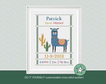 Könnte beinhalten: Ein Kreuzstichmuster mit einem blauen Lama mit einem bunten Sattel, zwei Kakteen und dem Text "Patrick David Mitchell 11-8-2018 8:10PM | 21in. | 7lb. 10oz."