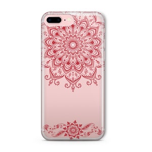 Op de afbeelding: Een transparante telefoonhoes met een rood mandala-ontwerp. De mandala is ingewikkeld en gedetailleerd, met een bloemmotief. De hoes is ontworpen voor een iPhone.