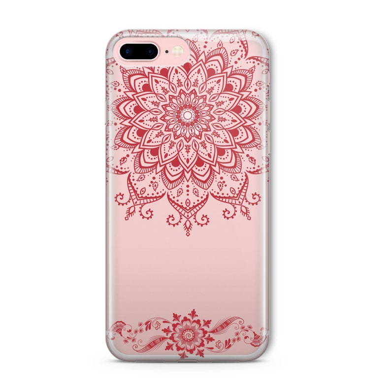 Op de afbeelding: Een transparante telefoonhoes met een rood mandala-ontwerp. De mandala is ingewikkeld en gedetailleerd, met een bloemmotief. De hoes is ontworpen voor een iPhone.