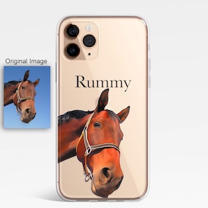 K&ouml;nnte beinhalten: Eine transparente Handyh&uuml;lle mit goldenem Hintergrund und einer braunen Pferdeillustration. Das Pferd tr&auml;gt ein braunes Halfter und der Text "Rummy" ist &uuml;ber dem Pferd gedruckt.