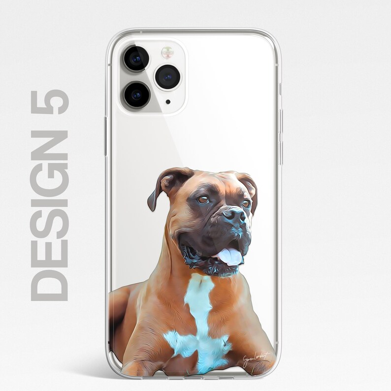 Pu&ograve; includere: Una custodia per telefono trasparente con un design di un boxer marrone e bianco con la lingua di fuori. Il cane sta guardando a destra dell'immagine.