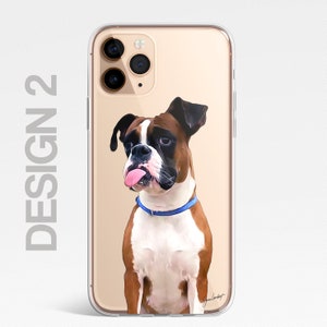 Pu&ograve; includere: Una custodia per telefono trasparente con sfondo dorato e un'immagine di un boxer marrone e bianco con un collare blu. Il cane sta tirando fuori la lingua e ha un'espressione giocosa.
