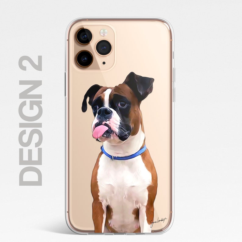 Pu&ograve; includere: Una custodia per telefono trasparente con sfondo dorato e un'immagine di un boxer marrone e bianco con un collare blu. Il cane sta tirando fuori la lingua e ha un'espressione giocosa.