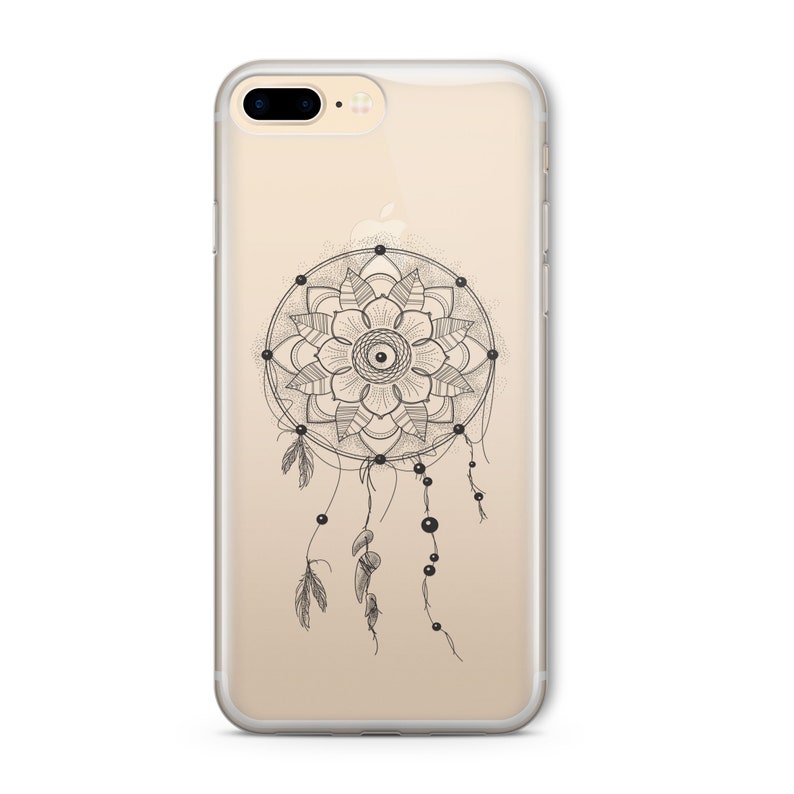 Op de afbeelding: Een transparante telefoonhoes met een zwart-wit droomvangerontwerp. De droomvanger heeft een cirkelvormig mandala-patroon met veren en kralen die eraan hangen.