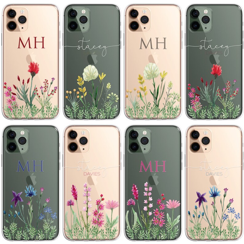Op de afbeelding: Acht transparante telefoonhoesjes met bloemenontwerpen. De hoesjes hebben verschillende bloemenpatronen en kleuren, waaronder roze, blauw, geel en groen. Sommige hoesjes hebben de initialen "MH" erop gedrukt, terwijl andere de naam "stacey" of "stacey DAVIES" erop gedrukt hebben.