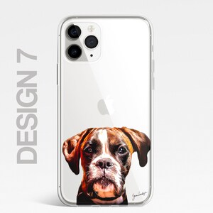 Pu&ograve; includere: Custodia per telefono trasparente con un'illustrazione colorata di un boxer che guarda la fotocamera. Il cane ha il pelo marrone, bianco e nero.