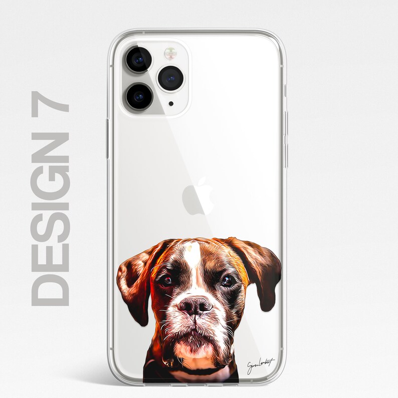 Pu&ograve; includere: Custodia per telefono trasparente con un'illustrazione colorata di un boxer che guarda la fotocamera. Il cane ha il pelo marrone, bianco e nero.