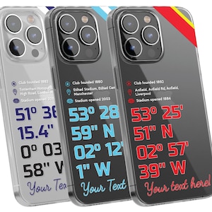 Peut inclure: Trois coques de téléphone transparentes avec des détails d'équipes de football. Chaque coque présente des informations sur l'équipe, des détails sur le stade et des coordonnées. Les coques ont le texte "Your Text" et "Your text here!" en écriture manuscrite.