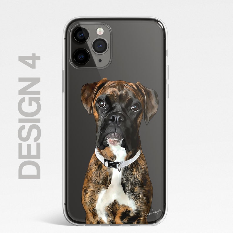 Pu&ograve; includere: Una custodia per telefono trasparente con un'illustrazione di un boxer marrone e bianco. Il cane guarda direttamente la fotocamera con un'espressione seria. La custodia ha uno sfondo nero.