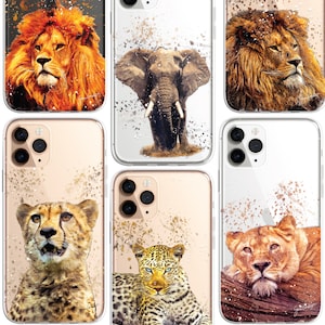 Peut inclure: Ensemble de six coques de téléphone avec différents motifs d'animaux. Les coques sont transparentes avec un fond blanc et des éclaboussures de peinture dorée. Les animaux comprennent un lion, un éléphant, un guépard, un léopard et deux lionnes différentes.