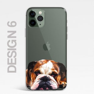 K&ouml;nnte beinhalten: Eine transparente Handyh&uuml;lle mit gr&uuml;nem R&uuml;cken und einer Bulldoggen-Illustration. Der Bulldogge ist braun und wei&szlig; mit einer schwarzen Nase und schaut in die Kamera.