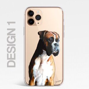 Pu&ograve; includere: Una custodia per telefono trasparente con sfondo dorato e un'illustrazione di un boxer marrone e bianco in stile cartone animato. Il cane sta guardando a destra dell'immagine.