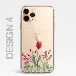 Op de afbeelding: Een transparante telefoonhoes met een gouden achtergrond en een bloemenontwerp. De hoes heeft een witte inscriptie met de tekst "stacey DAVIES".