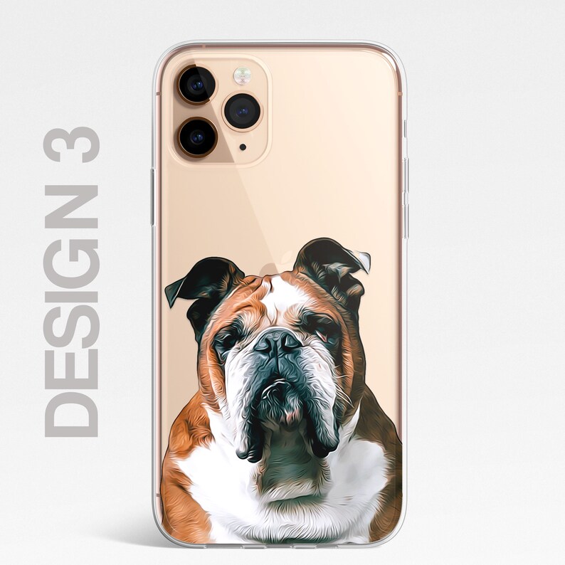 K&ouml;nnte beinhalten: Eine transparente Handyh&uuml;lle mit goldfarbenem R&uuml;cken und einer Bulldoggen-Illustration. Die Bulldogge ist braun, wei&szlig; und schwarz mit einem ernsten Ausdruck.