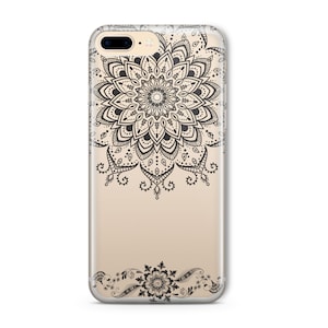 Op de afbeelding: Een transparante telefoonhoes met een zwart mandala-ontwerp. De mandala is een cirkelvormig patroon met ingewikkelde details. De hoes is ontworpen voor een iPhone.