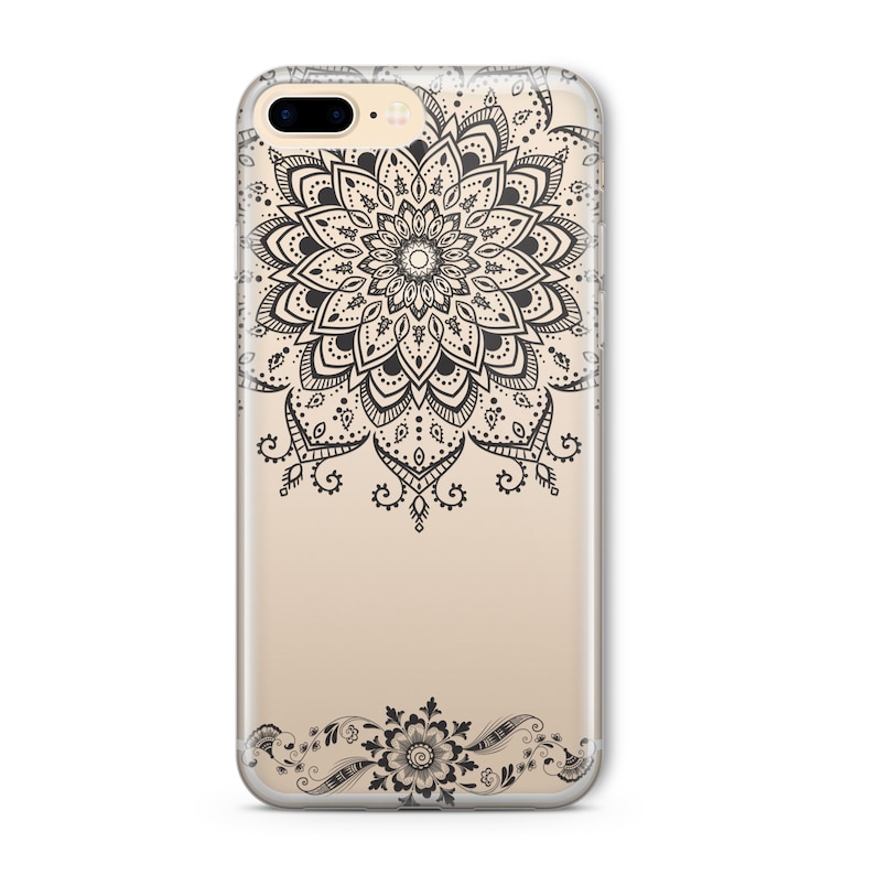 Op de afbeelding: Een transparante telefoonhoes met een zwart mandala-ontwerp. De mandala is een cirkelvormig patroon met ingewikkelde details. De hoes is ontworpen voor een iPhone.