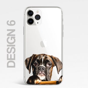 Pu&ograve; includere: Custodia per telefono trasparente con un design di un boxer marrone e nero che spunta dalla parte inferiore della custodia.