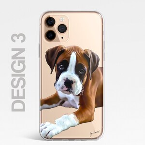 Pu&ograve; includere: Una custodia per telefono trasparente con un'illustrazione di un boxer marrone e bianco. Il cane &egrave; sdraiato con la testa girata di lato. La custodia ha uno sfondo dorato.