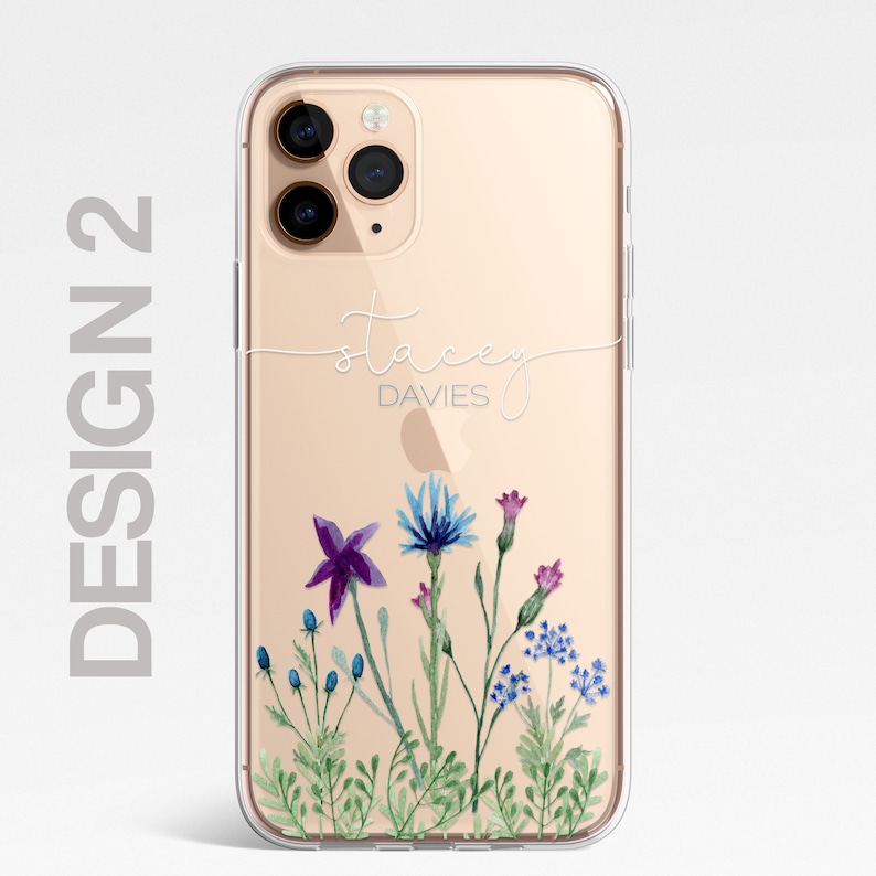 Op de afbeelding: Een transparante telefoonhoes met een gouden achtergrond en een aquarel bloemenontwerp. De hoes heeft een witte inscriptie met de tekst "stacey DAVIES".
