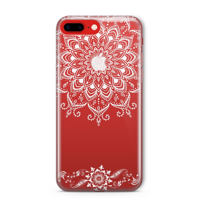 Op de afbeelding: Een rode iPhone-hoes met een wit mandala-ontwerp. De mandala is ingewikkeld en gedetailleerd en bedekt de bovenste helft van de hoes. De onderste helft van de hoes is effen rood.