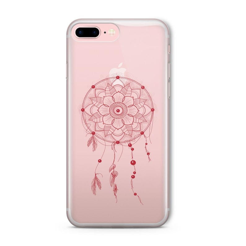 Op de afbeelding: Een roze iPhone-hoesje met een rood droomvangerontwerp. De droomvanger heeft een cirkelvormig mandala-patroon met veren en kralen die eraan hangen.