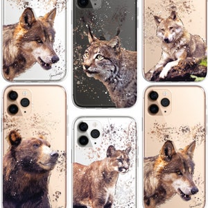 Può includere: Sei diverse custodie per telefono con varie illustrazioni di animali. Ogni custodia presenta un animale diverso, tra cui un lupo, una lince, un orso e un puma. Le custodie sono tutte bianche con un tocco di colore e uno sfondo nero.