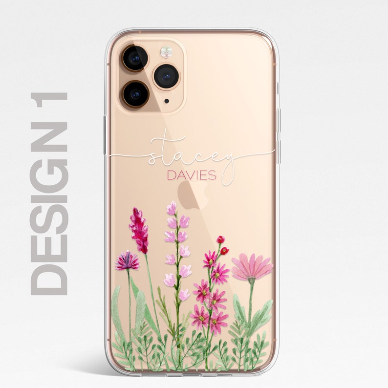 Op de afbeelding: Een transparante telefoonhoes met een gouden achtergrond en een bloemenpatroon. De hoes heeft een witte inscriptie met de tekst "stacey DAVIES".