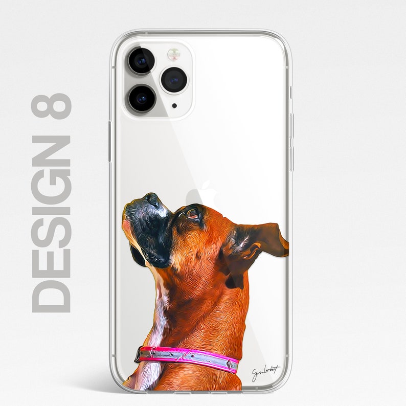 Pu&ograve; includere: Una custodia per telefono trasparente con un design di un boxer marrone e bianco che guarda in alto. Il cane indossa un collare rosa.