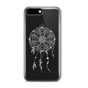 Op de afbeelding: Een transparante telefoonhoes met een zwarte achtergrond en een wit droomvangerontwerp. De droomvanger heeft een cirkelvormig mandala-patroon met veren en kralen die eraan hangen.