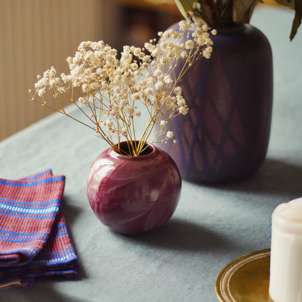 Vase boule en céramique pourpre